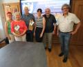 Bild: bjp
Ihre Vorschläge kamen beim Stadtrat besonders gut an: Mit Einkaufsgutscheinen prämierten Bürgermeister Bernhard Stangl (rechts), seine Vertreter Barbara Krauthahn und Max Schwärzer (von links) und die Ratsmitglieder Sabine Eichermüller und Martin Schmidt (Dritte und Zweiter von rechts) Maria Neumann, Bernd Edenharter (Dritte und Vierter von links) und Bernhard Riedl (nicht auf dem Bild).