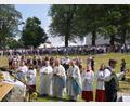 Bild: fvo
Viele Gläubige suchen bei der Festmesse am Fahrenberg am Freialtar Schutz vor der Sonne im Schatten der Bäume.
Hauptzelebrant des Festgottesdienstes war Professor Hans-Georg Gradl (Mitte) aus Trier, rechts davon Pfarrer Norbert Götz und links Pfarrer Albert Hölzl.