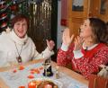 Bild: Katharina Glaser/exb
Kabarettistin Lizzy Aumeier musste ihren Besuch beim "Adventsfranz" absagen. Stattdessen gibt es eine Folge mit Blick hinter die Kulissen ("Behind the Scenes"). Als Gast springt Mama Gerlinde Glaser ein, aus deren Küche gesendet wird.