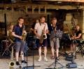 Bild: hev
Eine bunte Mischung auf der Taubnschusterbühne: Schlagzeug: Antje Storch (Amberg), Altsaxophon: Roman Chwalinski (Weiden), Tenorsaxophon: Alois Träger (Etzenricht),
Altsaxophon: Hans Schmidkonz (Naab bei Bärnau), E-Bass: Florian Klein (Pfreimd), Klavier: Sophia Feldmeier (Niederwinkling/Straubing)
