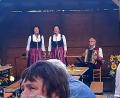Bild: mas
Die "Zupfer-Moidln", begleitet von Gerhard Reber auf der Ziehharmonika, bereichern das Klarafest im Klosterhof mit unterhaltsamen Liedern.