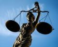 Symbolbild: David-Wolfgang Ebener/dpa
Die beiden zum Tatzeitpunkt 15 und 18 Jahre alten Männer haben vor der Justiz die Vergewaltigung im März 2022 in Oberviechtach gestanden. Strafmildernd wirkt sich ein Täter-Opfer-Ausgleich dabei aus.