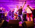 Bild: Florian Miedl/fph
AC/DX. lieferte in Waldershof beim Schaffnerlos einen mitreißenden Auftritt. Das Publikum ging begeistert mit.