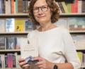 Bild: Hans Schwägerl
Buchhändlerin Maria Rupprecht empfiehlt den Roman "Bergland" von Jarka Kubsova.