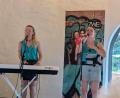 Bild: Karin Rückerl/Bebbo Schuller /exb
Das Duo "ZWEII" gestaltete das Benefizkonzert musikalisch.