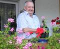 Bild: kro
Der Kondrauer Hans Häckl (hier beim Blumengießen) feiert am Samstag seinen 80. Geburtstag.