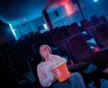 Bild: Glaser/exb
Noch sitzt Franzi Glaser allein im Kino. Doch die Tickets für die Kinopremiere ihrer Online-Advents-Show „Adventsfranz“ im Neue-Welt-Kino in Weiden sind fast ausverkauft.