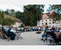 Bild: Bernd Schönfelder/exb
Sagen und Legenden des Steinwaldes, aber auch Dorf- und Wirtshausgeschichten präsentierte Hans Walter (vorne am Tisch) den rund 120 Zuhörern im Schloss Wolframshof.