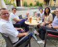 Bild: Francesco Donadio/exb
Kennenlernen bei Eis und Hefeweizen (von links) Bürgermeister Hermann Falk, Einrichtungsleitung Martina Weiß-Beck, Natascha Gösl, Anke Wolfram und Katharina Liebl.