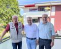Bild: e
Besonders gefreut hat sich Karl Königer (Mitte) über die Gratulations-Besuch seines Schulfreundes Klaus Högl (links). Für die Gemeinde gratulierte Dritter Bürgermeister Hubert Blödt.