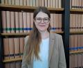 Bild: Brigitte Gschwendtner/fph
Digital und analog versiert: Zu den ersten Amtshandlungen von Stephanie Reber zählte die Einrichtung einer Homepage. In ihrem Büro in Wunsiedel stärken der neuen Notarin die juristischen Wochenzeitungen von 1947 bis heute den Rücken.