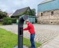 Bild: ihl
Durch achtmaliges Kurbeln lädt sich der Poesiomat vor dem Cebb in Schönsee auf. Er erzählt auf Knopfdruck oder spielt Musik.