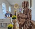 Bild: td
Die Skulptur "Tragen und getragen werden" stellt der Klardorfer Pfarrer Markus Meier (am Altar) in der Klardorfer Kirche St. Georg aus.