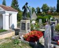 Bild: Petra Hartl
Eine große Galvanoplastik "bewacht" das Grab von Oberst a.D. Beppo Engelhardt auf dem Amberger Katharinenfriedhof. Hier können sich auch "normale" Amberger in einer Urne bestatten lassen.