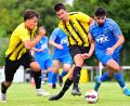 Bild: Thomas Schrems
Der FC Tirschenreuth gewann das Top-Spiel der Kreisliga 2 beim TSV Thiersheim mit 3:1.In dieser Szene kämpfen die Tirschenreuther Tobias Sammüller (links) und Bastian Scharnagl (Mitte) mit Volkan Kaya (rechts) um den Ball.