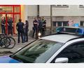 Bild: MünchenTV/TNN/dpa
Im einem Supermarkt in München ist am Abend eine Frau von der Polizei erschossen worden, nachdem sie die Einsatzkräfte mit dem Messer attackiert haben soll.