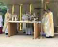 Bild: mma
Ruhestandspfarrer Hans Peter Heindl, Pater Alfred Lindner, Diakon Dieter Gerstacker, Pfarrer Daniel Fenk und Pfarrvikar Christian Preitschaft (hinten, von links) zelebrieren beim Abschiedsgottesdienst für Dekan Christian Schulz (vorn, Mitte) am Freialtar auf dem Frohnberg mit.