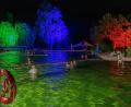 Bild: Roland Wellenhoefer
Das Mondscheinschwimmen im Naturerlebnisbad Immenreuth nutzten wieder einige Badegäste. Die Bäume rund um den Schwimmbereich waren wieder bunt illuminiert.