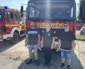 Bild: Feuerwehr Vilseck
In Krakau übergaben Valentin Lindl (links) und Dominik Strobl (rechts) das alte Vilsecker Feuerwehrfahrzeug an die stellvertretende Vorsitzende des polnischen Feuerwehrverbandes