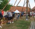 Bild: Hirsch
Mit dem Baumaufstellen auf dem Schlossbauernhof begann am Samstag die dreitägige Altfalterer Kirwa. Mit Muskelkraft und "Schwalben" stemmten die freiwilligen Helfer den 25 Meter langen Stamm nach oben.