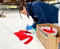 Bild: Gabi Schönberger
Sandra Häberl vom Blue Devils-Fanshop malt die Markierungen auf die Eisfläche im Weidener Eisstadion. Im Hintergrund ist ihre Kollegin Nicole Schenke zu sehen.