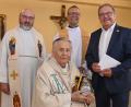 Bild: gf
Pfarrer Alois Albersdörfer (vorne) feierte seinen 90. Geburtstag. Dazu gratulierten ihm (von links) "sein Schüler" Roland Josef Spiegel, Stadtpfarrer Thomas Helm und Bürgermeister Martin Preuß.