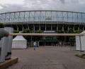 Bild: Heinz-Peter Bader/AP/dpa
Rund um das Ernst-Happel-Stadion werden Schleusen und Verkehrssperren für Fahrzeuge eingerichtet. (Archivfoto)