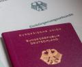 Symbolbild: Fernando Gutierrez-Juarez/dpa
Im Jahr 2023 haben in der Oberpfalz rund 3300 Ausländer den deutschen Pass erhalten.