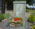 Bild: jr
1962 ist Therese Neumann, im Volksmund nur kurz Resl genannt, in Konnersreuth gestorben. Seit 2005 läuft der Seligsprechungsprozess für sie. Hier am Konnersreuther Friedhof hat sie in einer Gruft ihre letzte Ruhestätte gefunden.