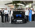 Bild: VR Gewinnsparverein Bayern e.V./exb
Gewinner Hubert Larcher (Dritter von rechts) und seine Begleiterin Maria Kiener (Zweite von rechts) zeigt das Bild bei der Autoübergabe in der BMW-Welt in München.