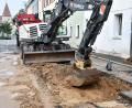 Bild: Petra Hartl
In der Fronfestgasse in Amberg hat es am Sonntag, 18. August, einen Wasserrohrbruch gegeben. Noch am Sonntag rückte eine Baufirma mit Bagger an, um die Schadstelle freizulegen.