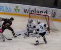 Bild: Christian Kaminsky
Devils-Keeper Daniel Allavena pariert gegen einen Angreifer von Banik Sokolov. Mit im Bild die Weidener Verteidiger Niklas Länger (links) und Tommy Muck.