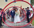 Bild: lg
Das frischvermählte Paar Katharina und Daniel Finger schreitet nach der Trauung durch eine riesige Schlauchspirale der Feuerwehr Nunzenried.
