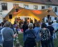 Bild: mgo
Open-Air: Ami Warning brachte gute Stimmung in den Innenhof der Weidener Regionalbibliothek
