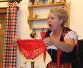 Bild: kro
Außer sich ist die Bäuerin (Silvia Waidhas) am Hof, als sie dieses Utensil entdeckt.