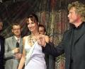 Archivbild: Hans-Juergen Wege/dpa
Die Sängerin Anna Maria Kaufmann und der Tenor Peter Hofmann bei der letzten Aufführung des Musicals "Das Phantom der Oper" in der Neuen Flora in Hamburg.