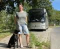 Bild: upl
Nina Oberndorfer, Hund Leni und ihr Bus. Das Leben geht weiter - das Unternehmen startet neu durch.