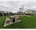 Bild: Werner Dötterl/exb
Hinter dem Spielplatz, in einiger Entfernung zum Flutlichtmast, soll nach bisherigen Plänen ein Funkmast aufgestellt werden. Die Beschwerdeführer hoffen, dass sich noch Alternativen für den Bau des Mobilfunkmasts an einem anderen Standplatz ergeben und eine einvernehmliche Lösung gefunden werden kann.