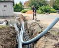 Bild: Gabi Schönberger
Der Pausenhof der Realschule ist Baustelle. Die Tiefbaufirma Schieder, Bechtsrieth, und Mitarbeiter der Stadtwerke Weiden nutzen die Ferien, um Fernwärmeleitungen für den Anschluss des Neuen Rathauses (im Hintergrund) zu verlegen.