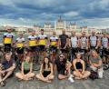 Bild: flt
Mit dem Rennrad 1001 Kilometer bis nach Budapest bewältigten (von rechts) Gerd Biebl, Klaus Haberkorn, Markus Preisinger, Hubert Beinrucker, Organisator Lothar Müller, Karl Siller, Peter Rauch, Wolfgang Söllner, Stephan Löw, Theresia Meier, Albert Hölzl und Antje Freund. Das Begleitteam bildeten (sitzend, von rechts) Manuela Müller, Annika Müller, Florian Helm, Mareike Preisinger, Marina Preisinger und Klaus Müller. Im Hintergrund das Parlament in Budapest.