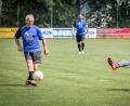 Bild: Günter Uschold
Josef Klier (links) im Spiel gegen die SG Weinberg Schwandorf. Beim 10:0 des SV Pullenried gab der 70-Jährige drei Torvorlagen.
