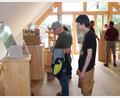 Bild: prh
Gleich zwei Ausstellungen wurden am Sonntagnachmittag im Verwaltungsgebäude des Bärnauer Geschichtsparks eröffnet. Die eine beschäftigt sich mit dem alten Handwerk, das im Naturdorf neu gelernt wurde, und die andere stellt Leben und Wirken von Jan Zizka zu seinem 600. Todestag dar.