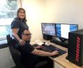 Bild: wro
Maik Schleußners Welten entstehen am Computer. Stets griffbereit liegen Notizbücher. Unterstützt wird er bei der Arbeit oft auch von seiner Verlobten Natalie Bannert.