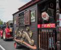Bild: Wolfgang Steinbacher
Fritz Schmid auf der winzigen Veranda seines Oldtimer-Gespanns auf dem Wohnmobilstellplatz in Amberg. In der "Bierkasse", auf die das rote Schild hinweist, hinterlassen Passanten oft "Trinkgeld" für ein Foto.