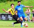 Archivbild: Thomas Schrems
Spitzenreiter FC Tirschenreuth (links Tobias Sammüller beim 3:1-Sieg in Thiersheim, rechts Volkan Kaya) empfängt am Sonntag den Tabellenletzten VfB Arzberg.