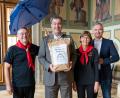 Bild: Jörg Koch/Bayerische Staatskanzlei/exb
Der Bayerische Ministerpräsident Markus Söder (Zweiter von links) übernimmt die Schirmherrschaft für das Europäische Köhlertreffen im Juli 2025 in Ebermannsdorf. Darüber freuen sich (von links) Köhlervorsitzender Josef Gilch und Conny Gilch sowie Landtagsabgeordneter Harald Schwartz (rechts).