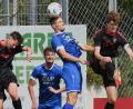Bild: G. Büttner
Die SpVgg SV Weiden (blaue Trikots, von links Josef Rodler, Maurizio Göhlert und Igli Cami) hat zuletzt den ASV Neumarkt mit 2:0 niedergerungen. Am Freitag wollen die Schwarz-Blauen beim TSV Kornburg nachlegen.