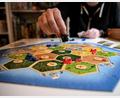 Symbolbild: Britta Pedersen/dpa
Spieler spielen das Spiel "Siedler von Catan".