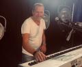 Bild: Highline/exb
Seit 30 Jahren ist Norman Schelter der Chef von "Highline". Am Freitag wird er bei der Flosser Kirwa am Keyboard stehen und singen.