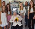 Bild: hdk
Zu deren 100. Geburtstag versammeln sich (stehend, von links) Emily, Luisa, Emma und Celina um ihre Uroma Anna Lederer. Auch Bürgermeister Jörk Kaduk (hinten links) und Diakon Bernd Deyerl (hinten rechts) gratulieren.